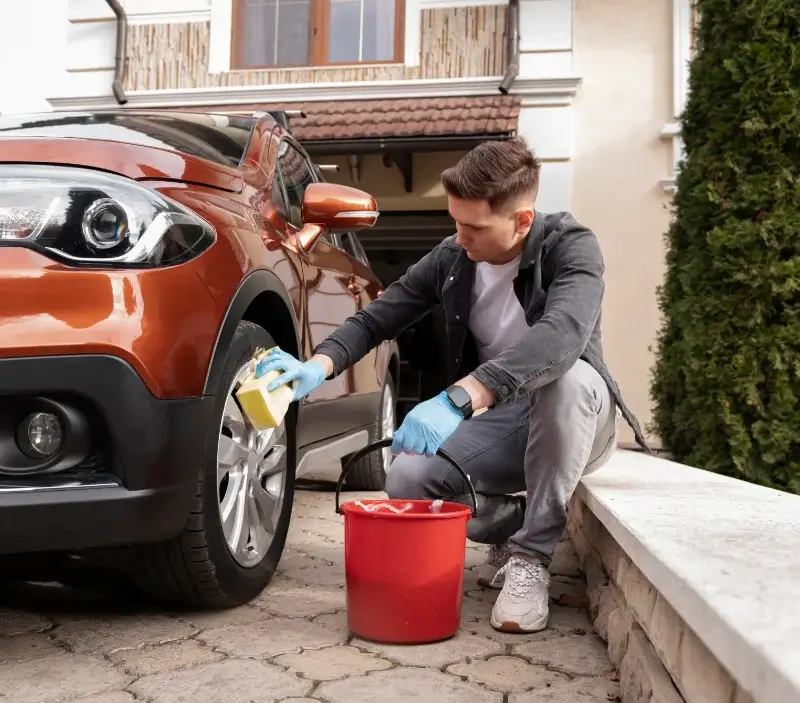 Lavage auto à domicile Longpré-les-Corps-Saints : professionnel intervenant sur un véhicule